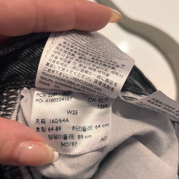 Levi’s Women’s Black Distressed Wedgie Straight Size 25 - Picture 8 of 12